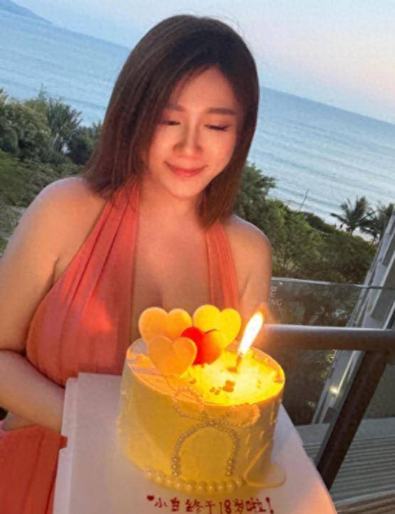 香港知名女星生日大解放中门大开大秀身材公开要招桃花