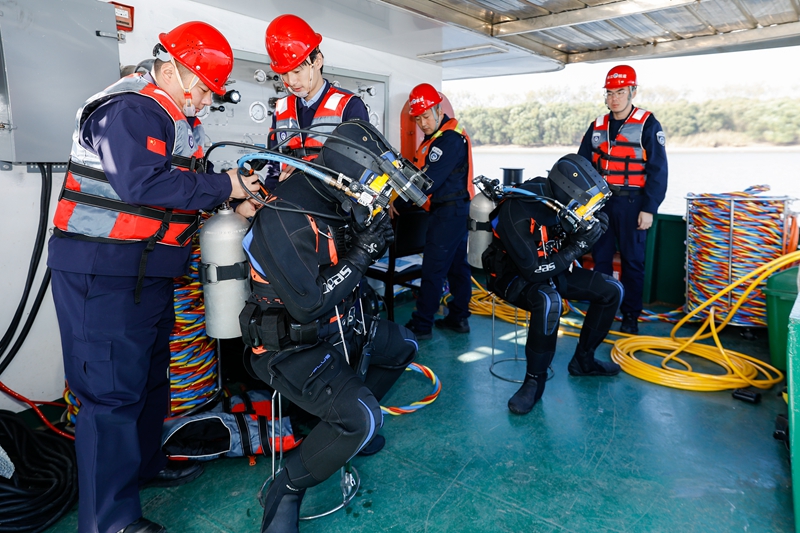 长江南京以下125米深水航道救捞应急演习举行